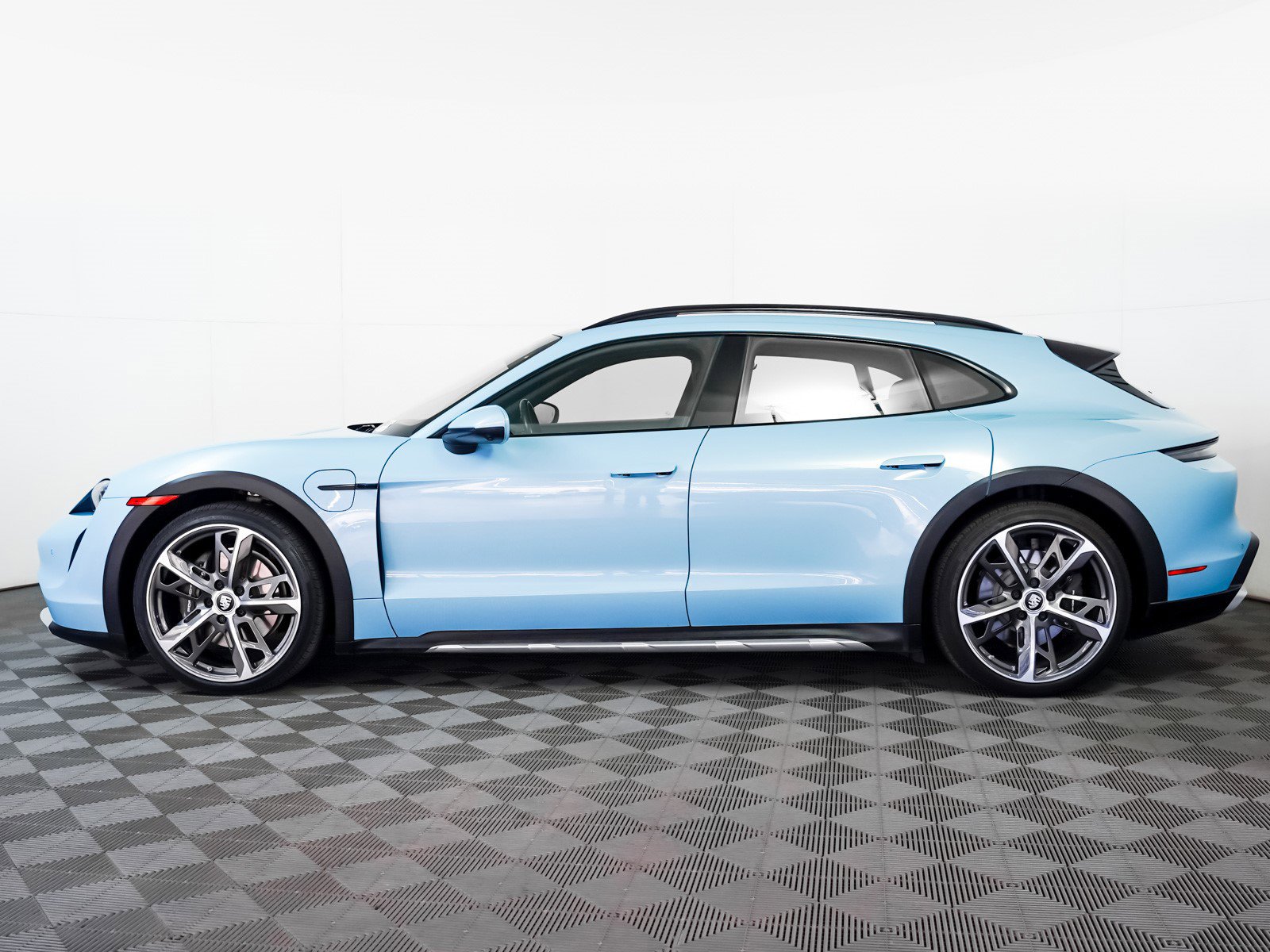 Used 2024 Porsche Taycan 4 Cross Turismo image 2