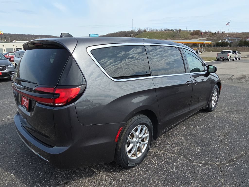 Used 2023 Chrysler Pacifica Touring-L FWD image 8