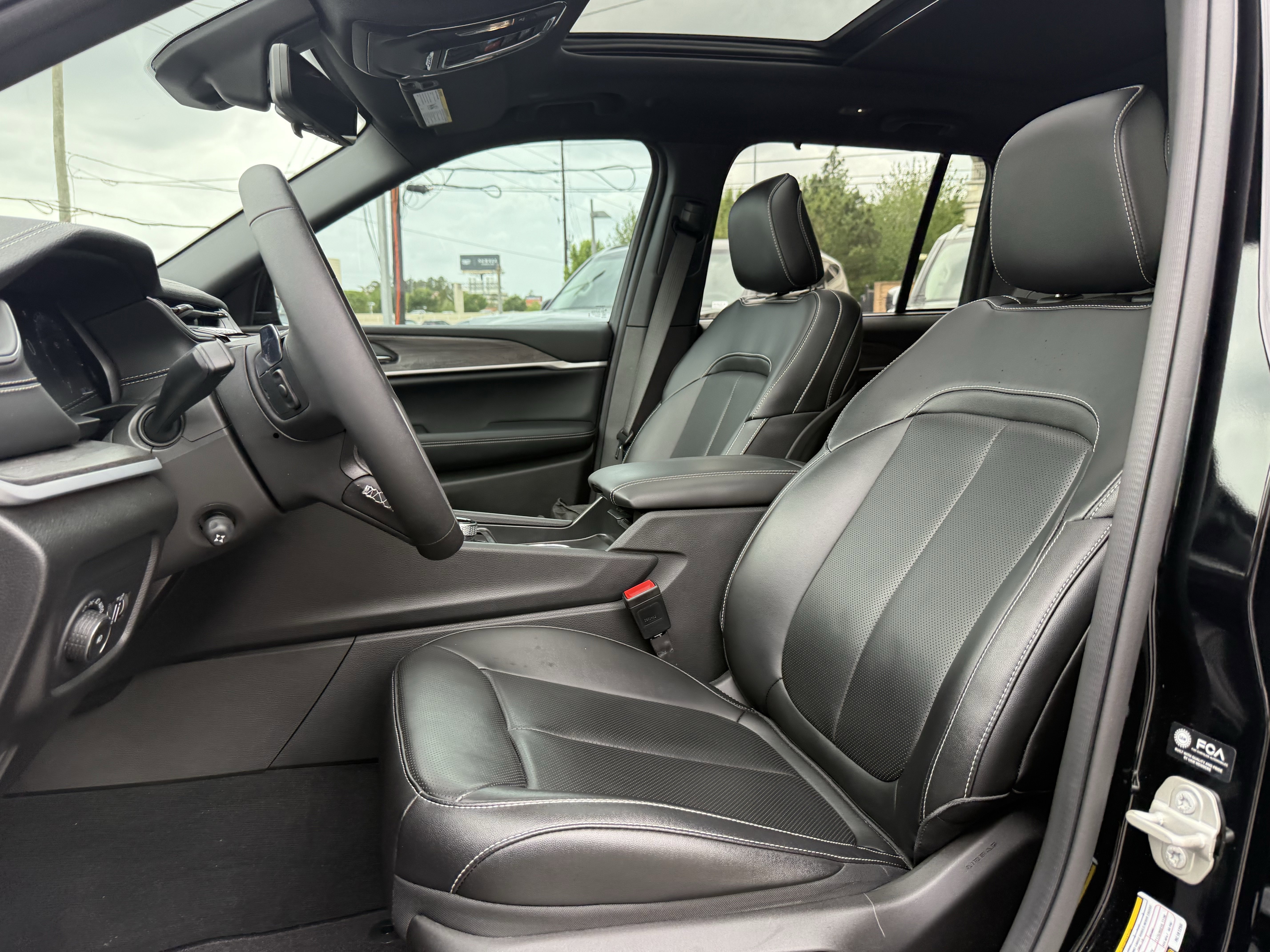 Used 2024 Jeep Grand Cherokee Limited w/ Luxury Tech Group II image 13