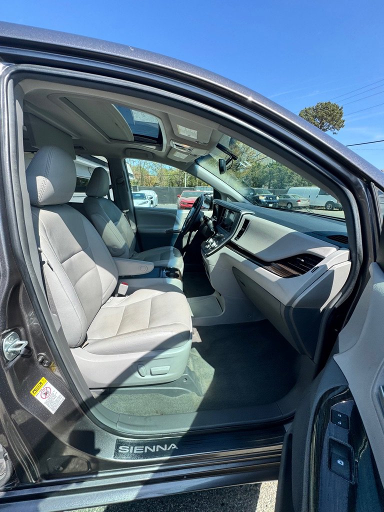Used 2017 Toyota Sienna XLE Premium image 9