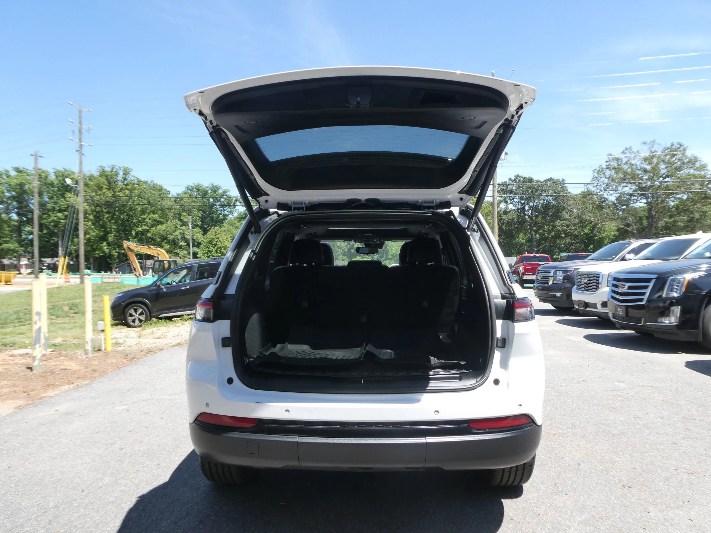 Used 2023 Jeep Grand Cherokee Altitude AWD/4WD image 7