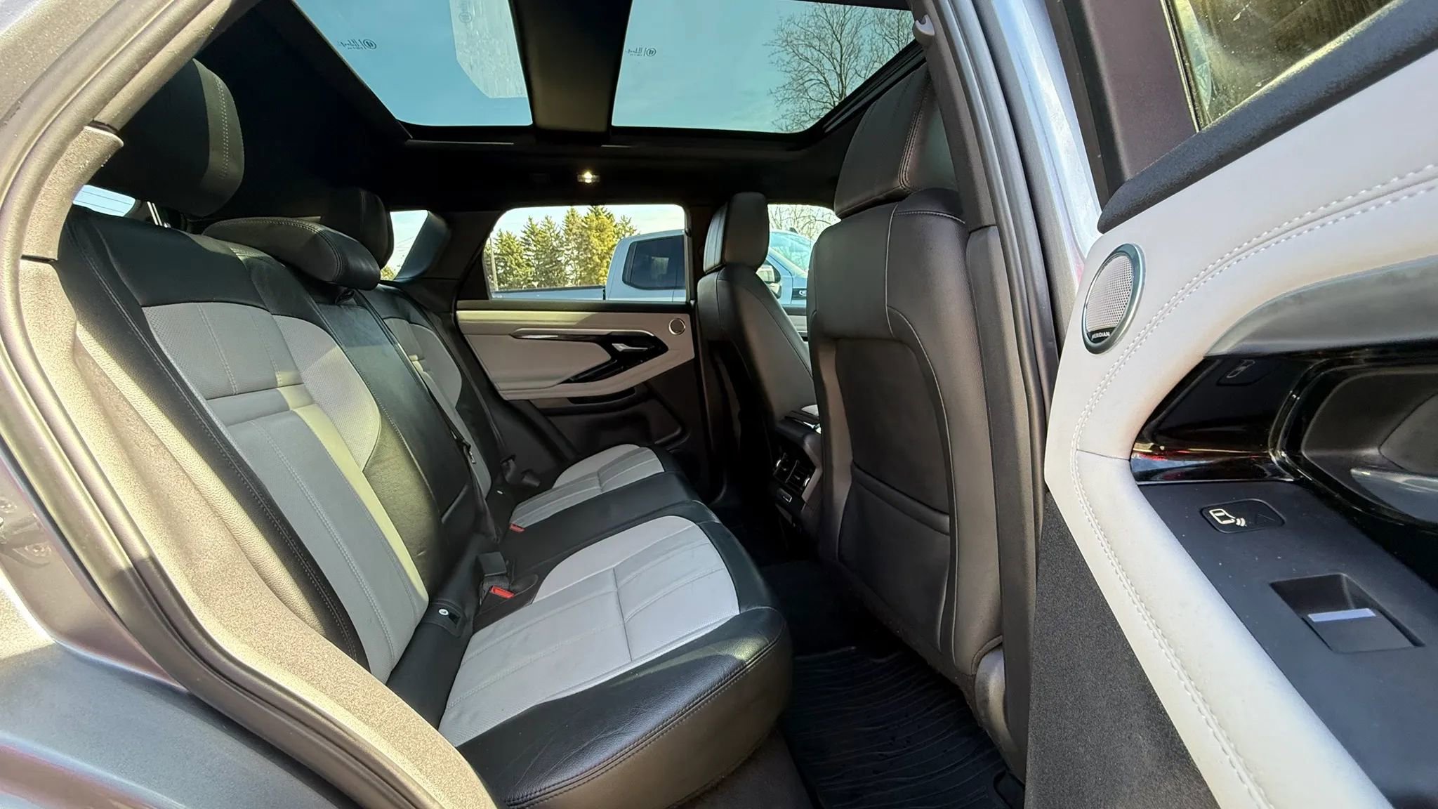 Used 2020 Land Rover Range Rover Evoque R-Dynamic SE image 32