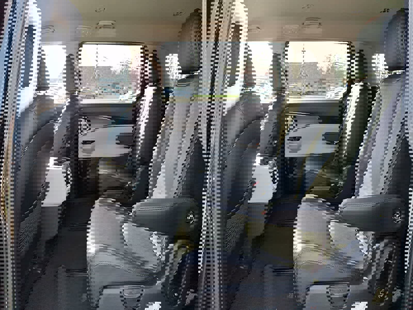 Used 2022 Kia Carnival LX image 11