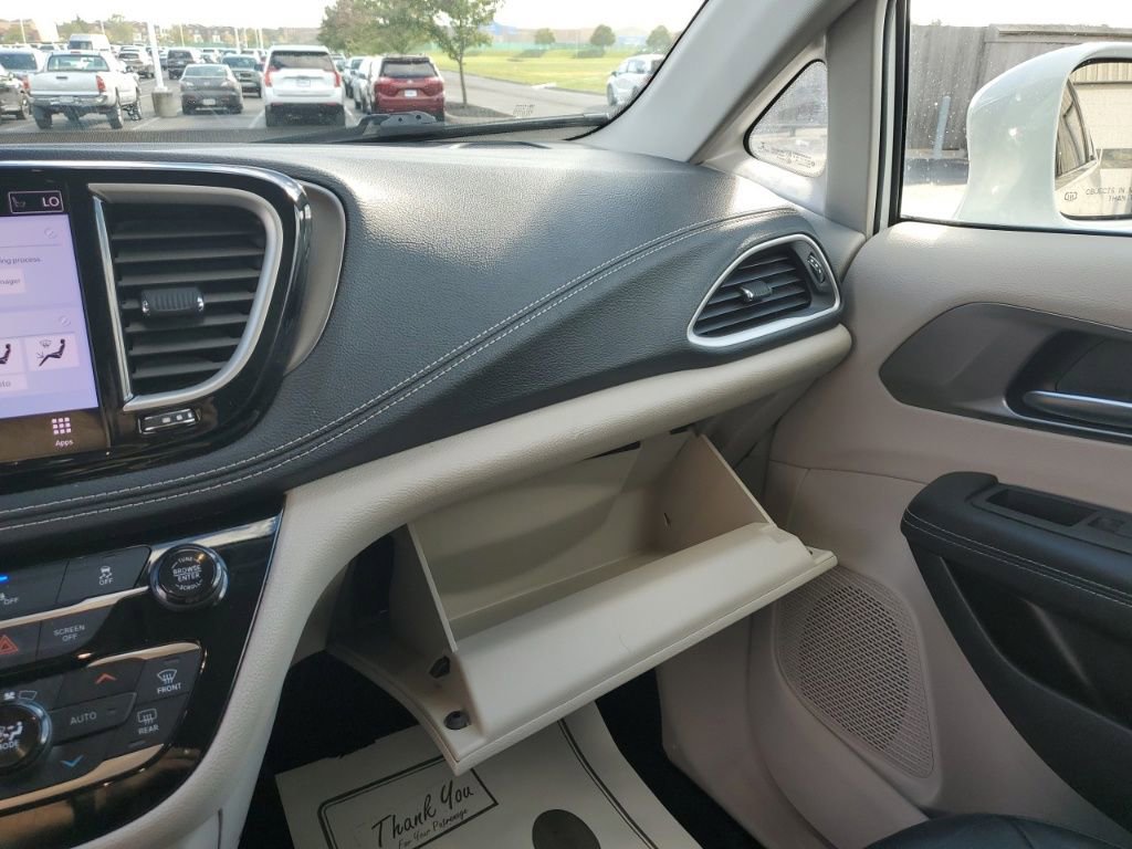 Used 2022 Chrysler Pacifica Touring-L image 24