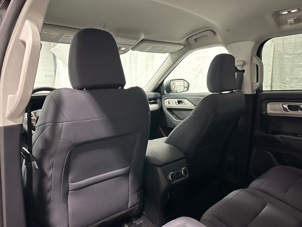 Used 2025 Ford Explorer Active AWD/4WD image 43