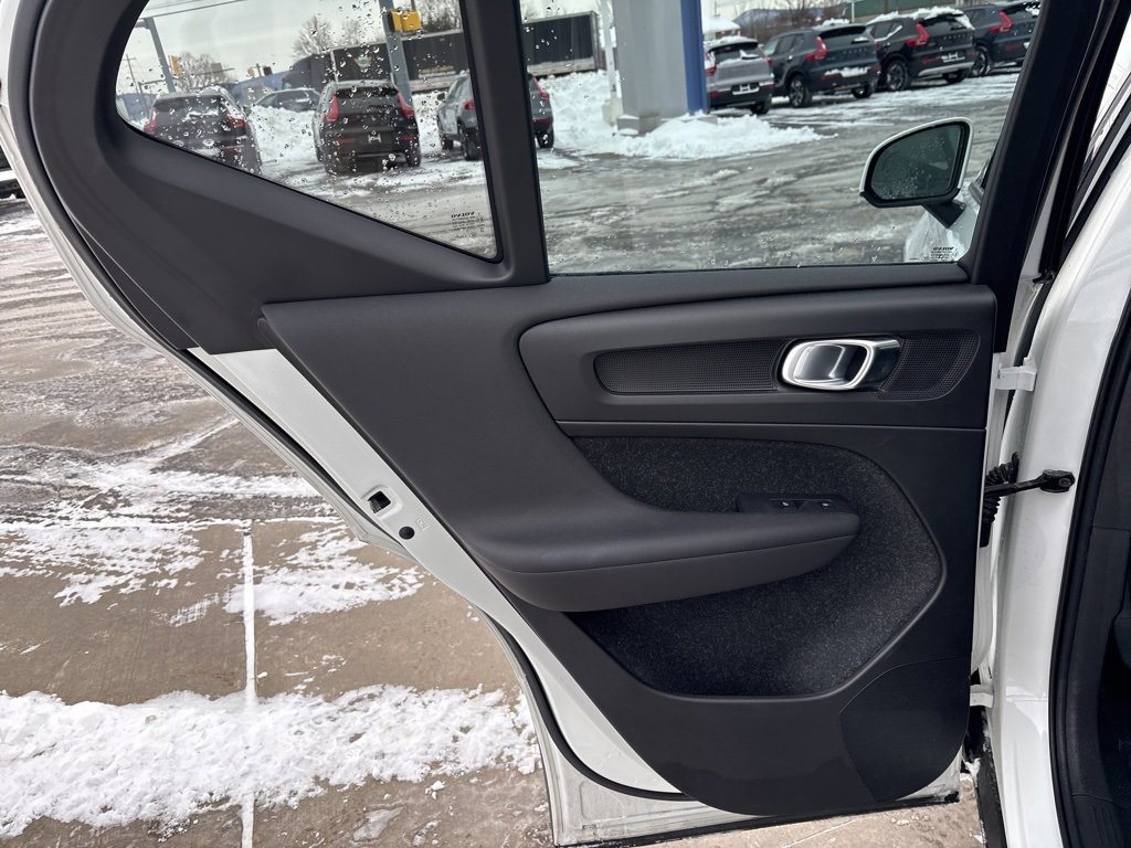 Used 2021 Volvo XC40 T5 Momentum w/ Premium Package image 31
