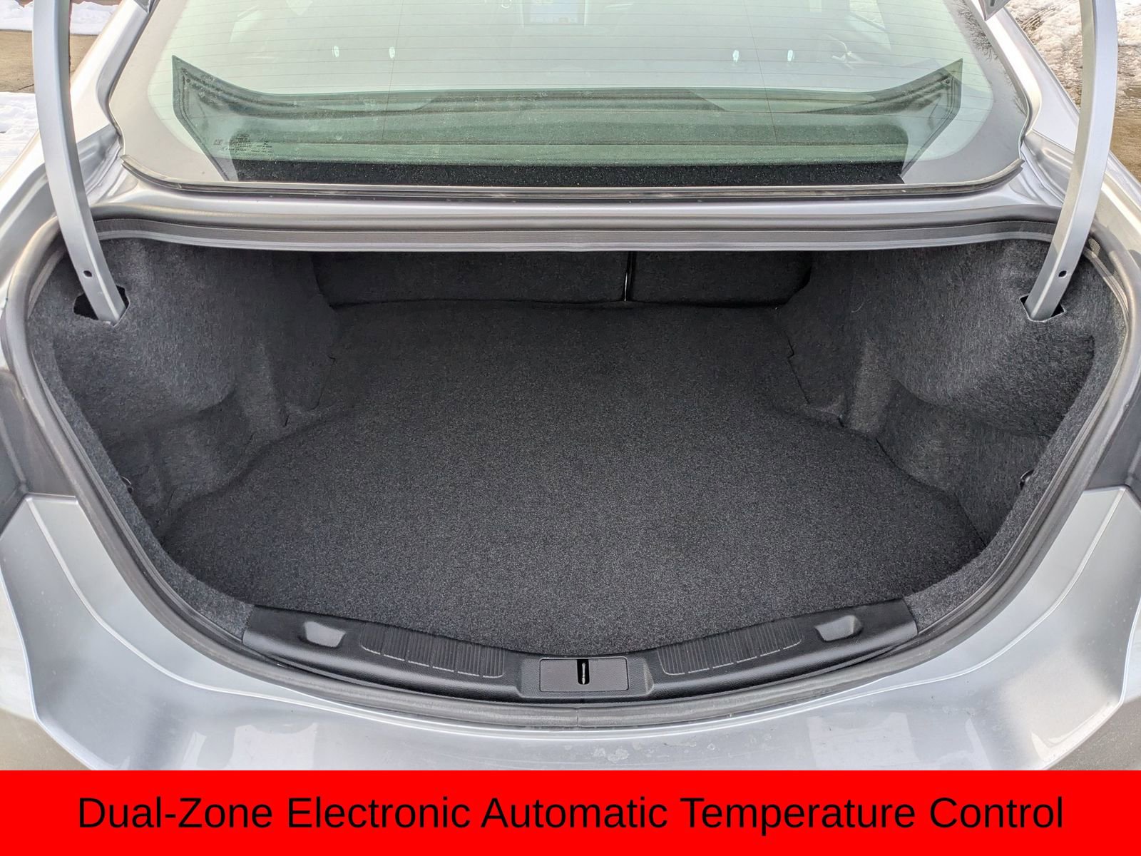 Used 2018 Ford Fusion SE w/ Fusion SE Technology Package image 9