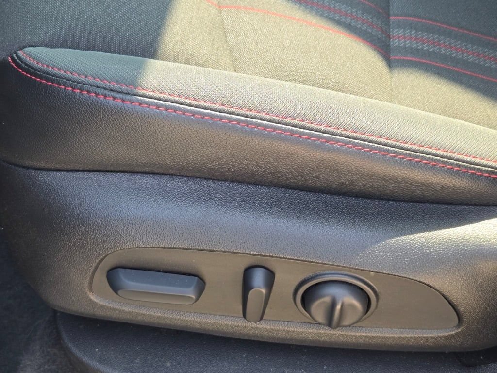 Used 2023 Chevrolet Equinox RS w/ LPO, Floor Liner Package FWD image 21