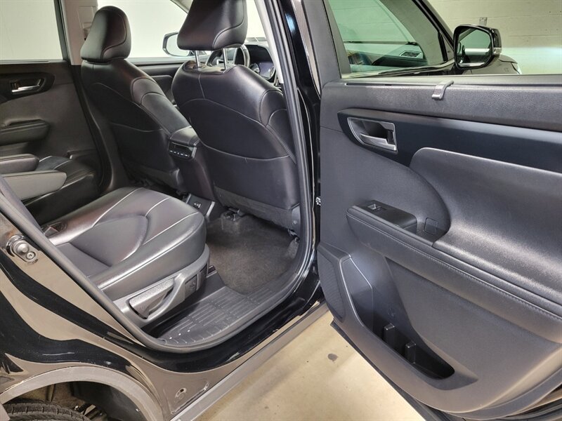 Used 2024 Toyota Highlander XLE AWD/4WD image 56