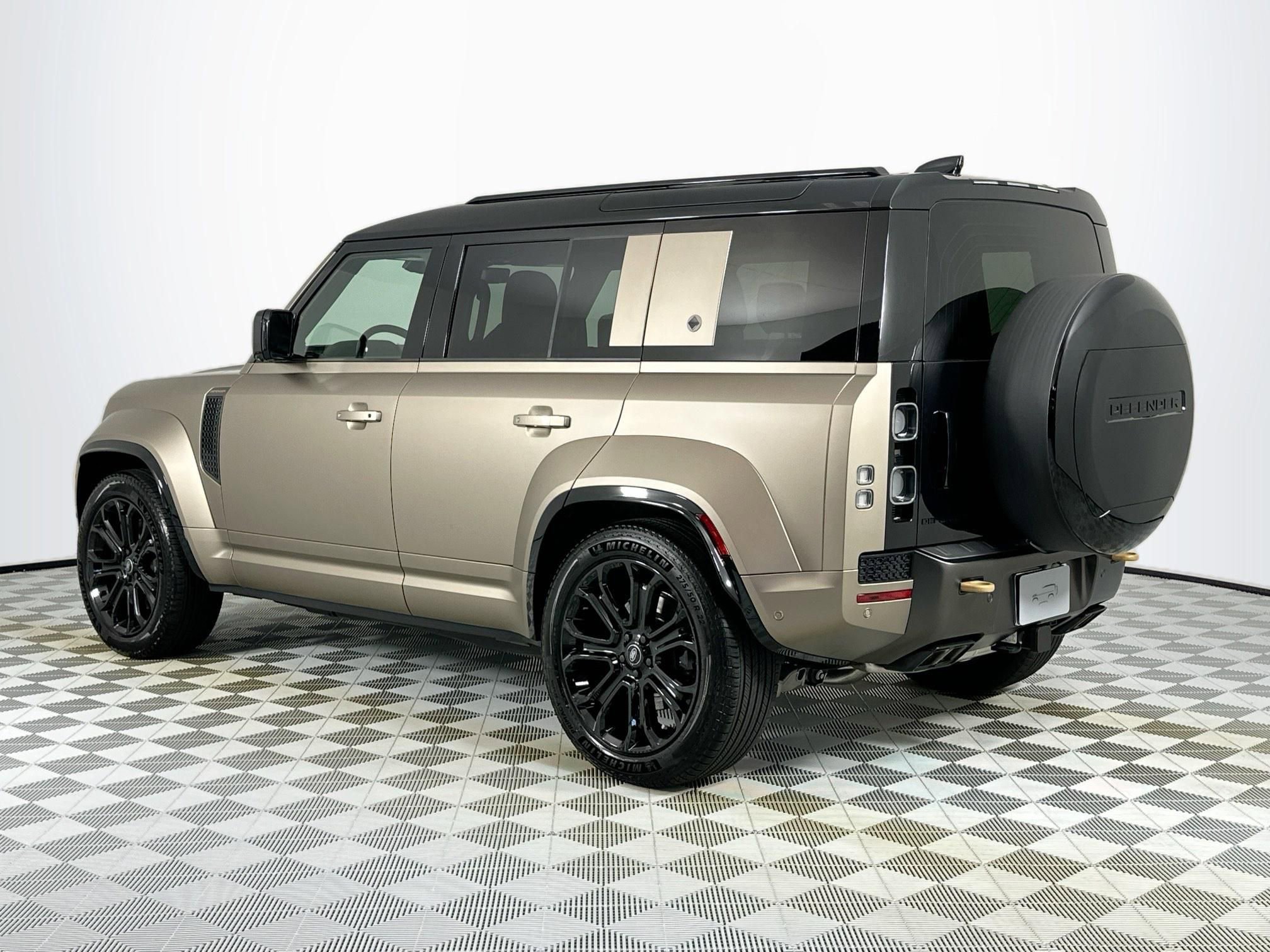Used 2025 Land Rover Defender 110 image 7