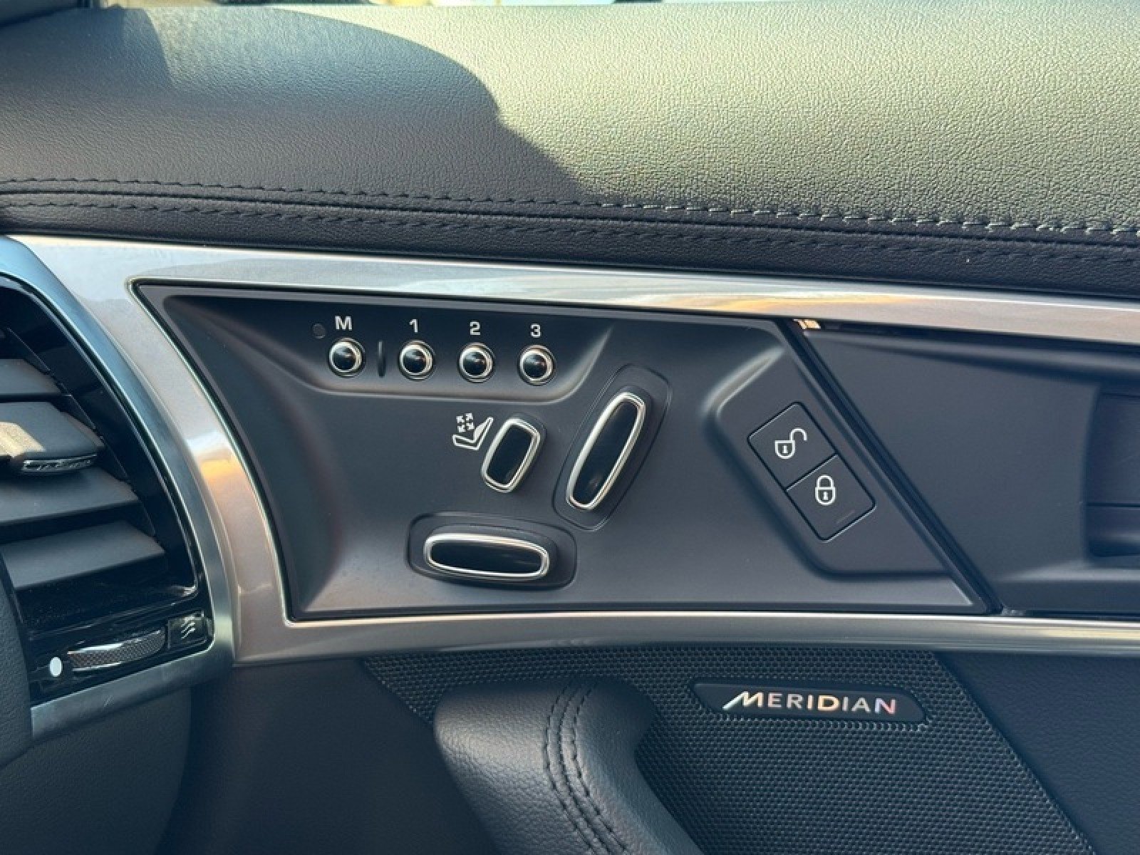 Used 2020 Jaguar F-TYPE Checkered Flag image 35