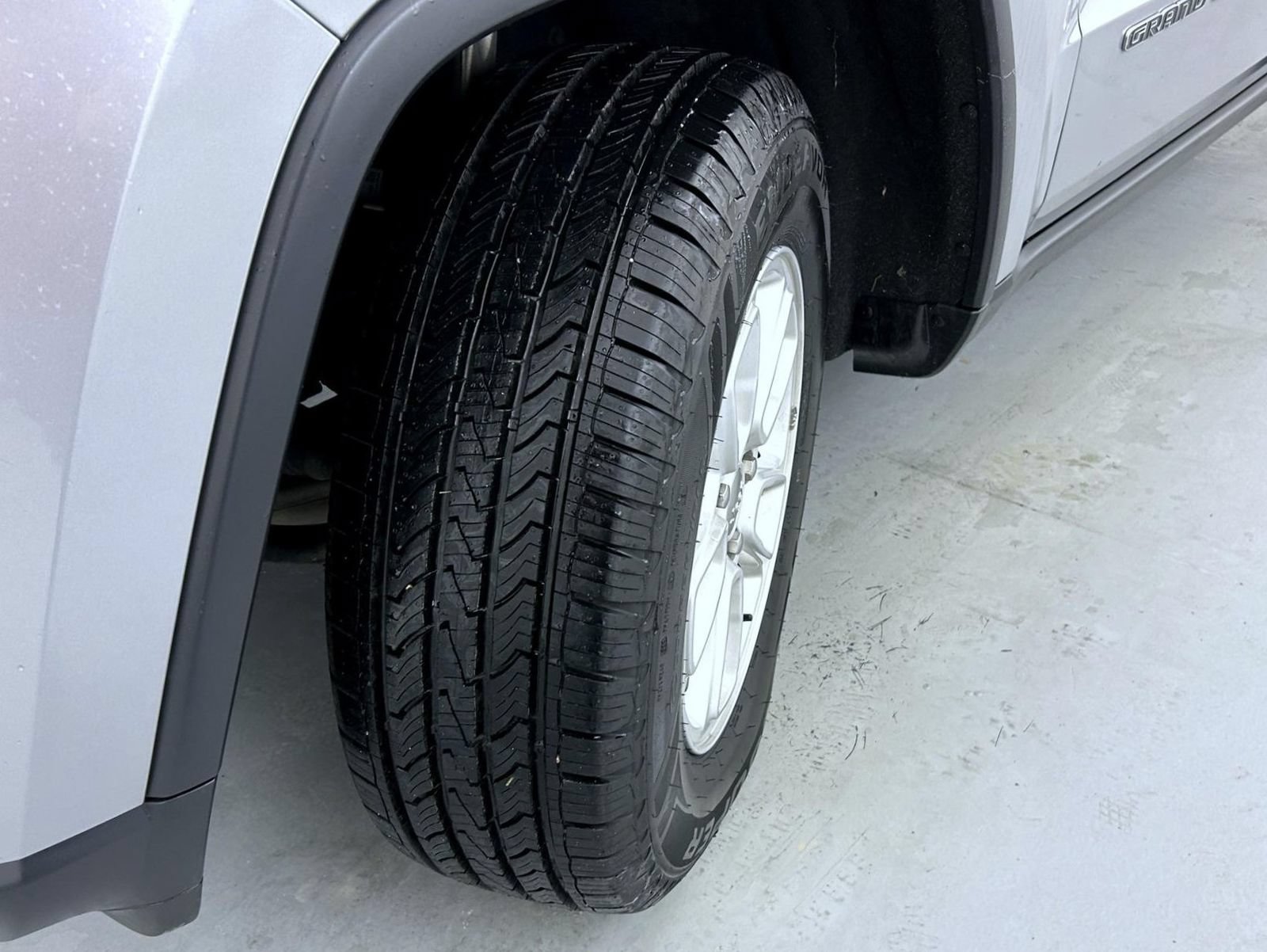 Used 2019 Jeep Grand Cherokee Laredo AWD/4WD image 24