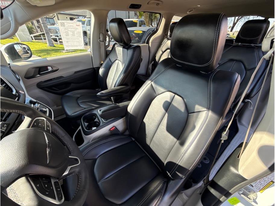 Used 2023 Chrysler Pacifica Touring-L FWD image 14