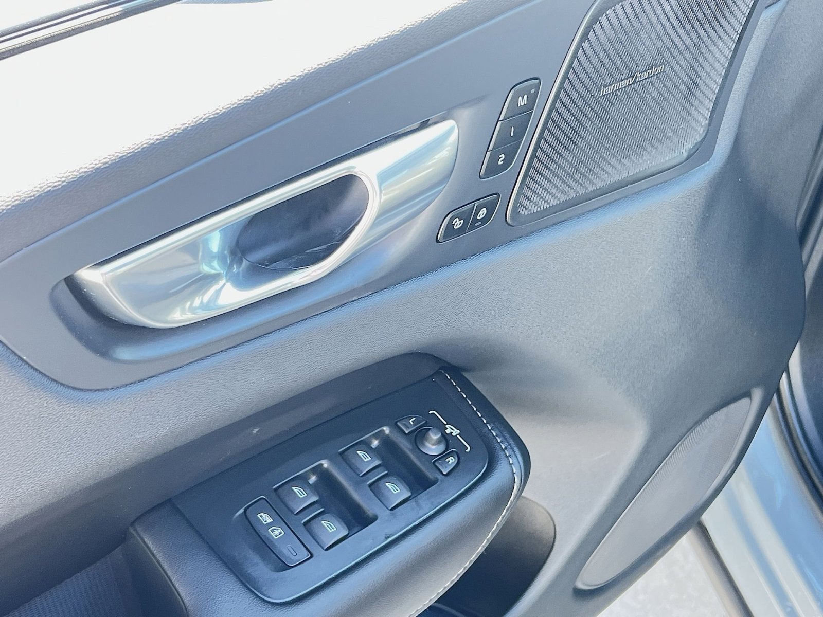 Certified 2023 Volvo XC60 B6 Ultimate w/ Climate Package image 15