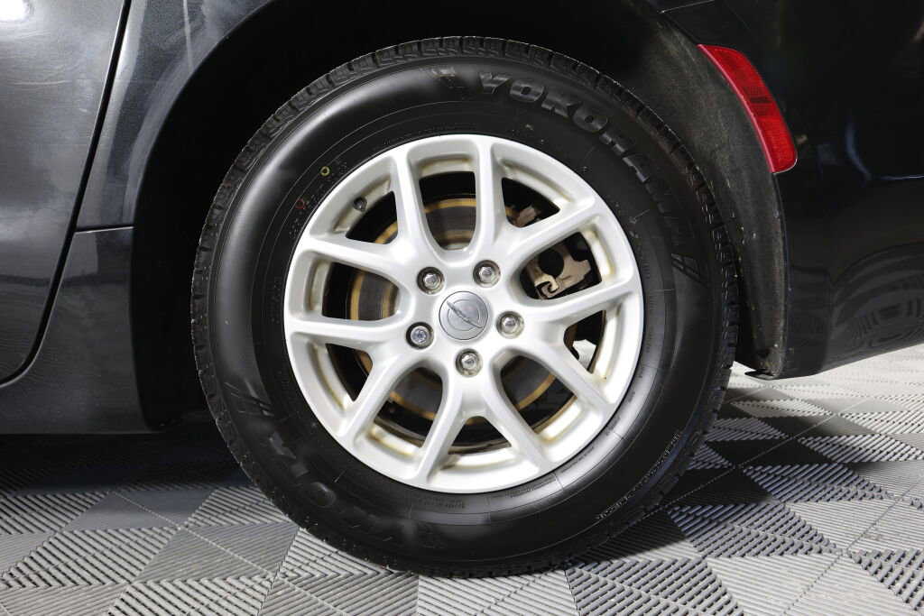 Used 2017 Chrysler Pacifica Touring image 8