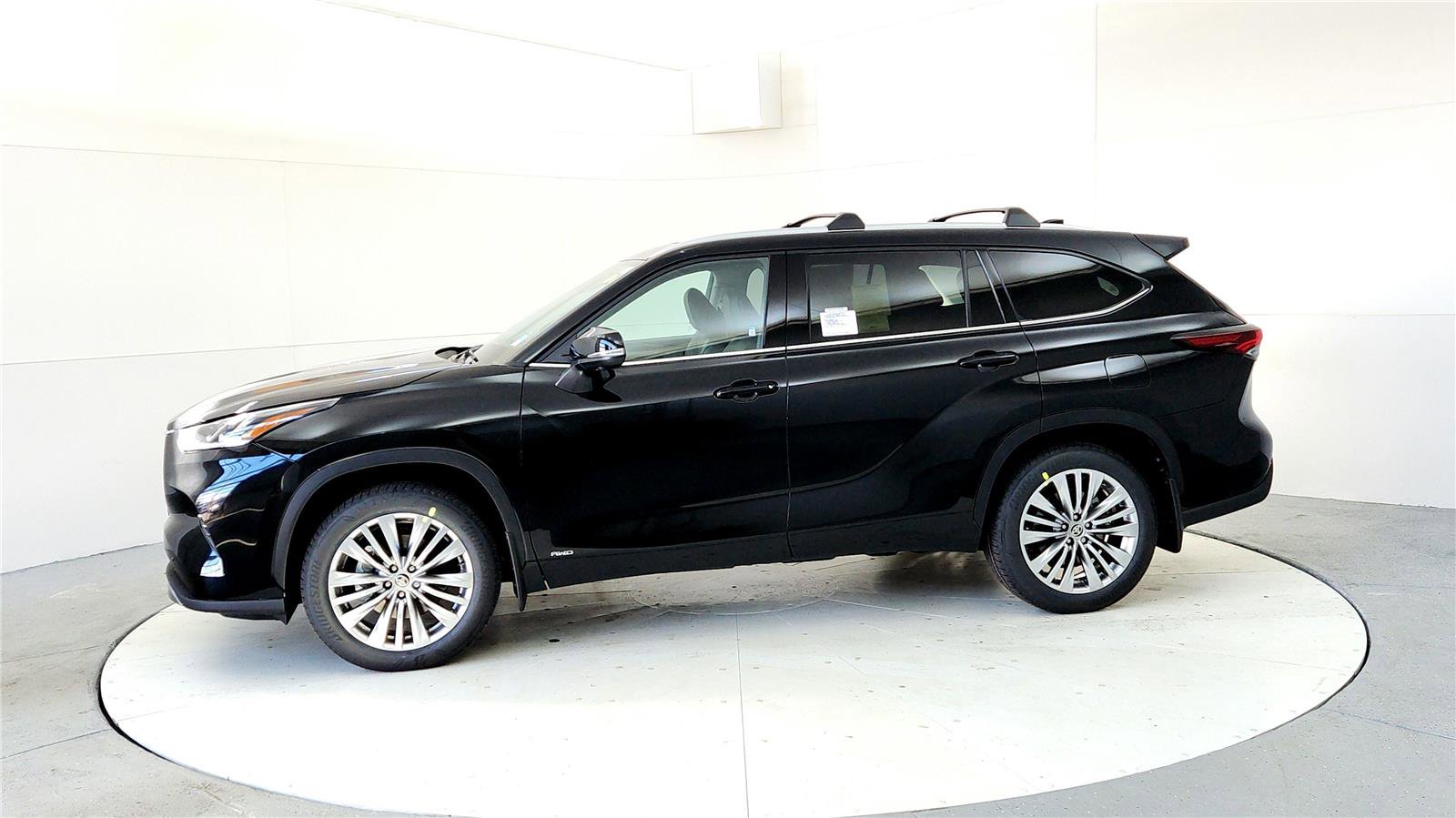 New 2026 Toyota Highlander Platinum image 3