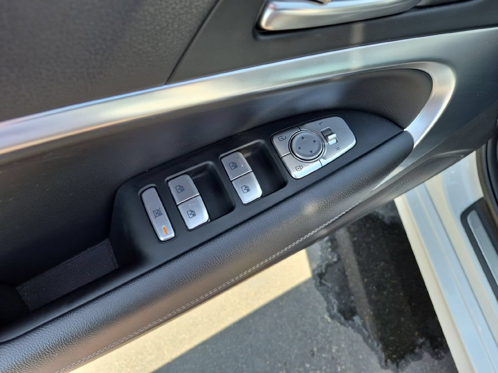 Used 2025 Genesis G70 2.5T RWD image 13