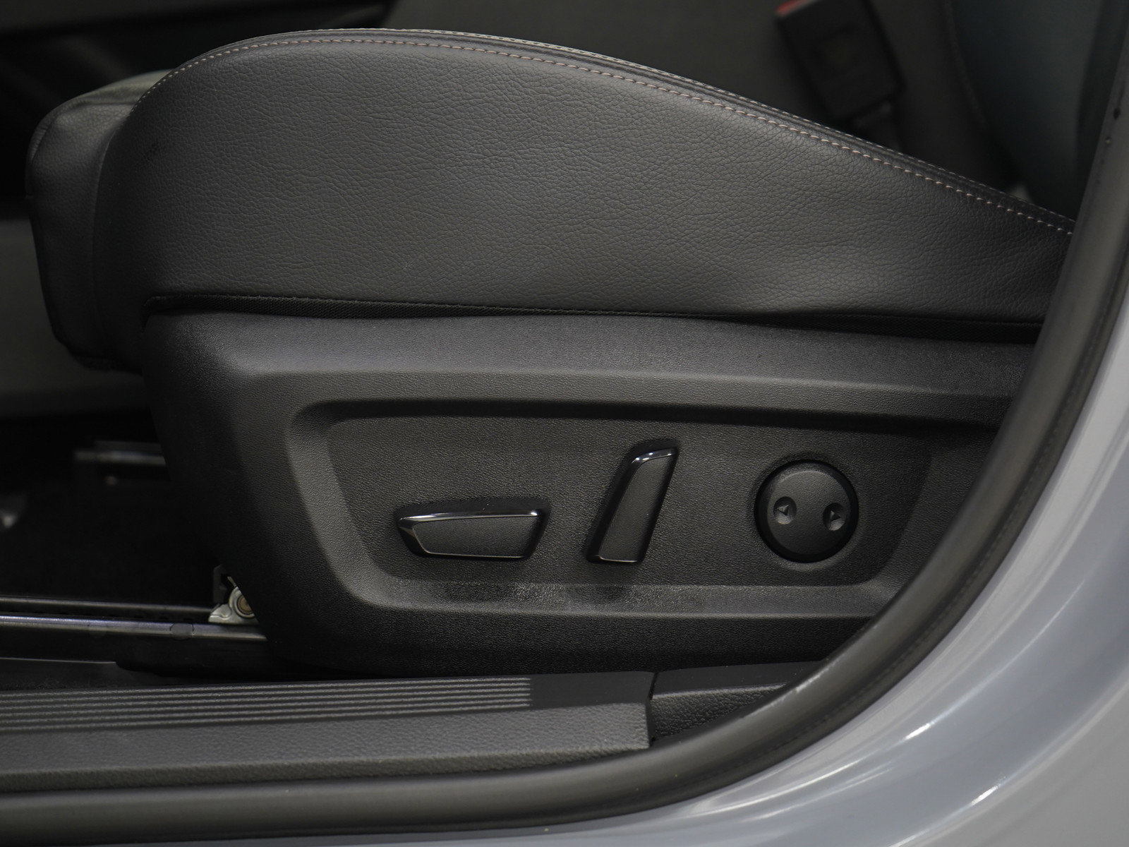 Used 2025 Nissan Rogue SL w/ SL Premium Package image 24