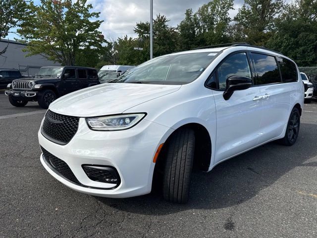 Used 2025 Chrysler Pacifica Limited FWD image 3