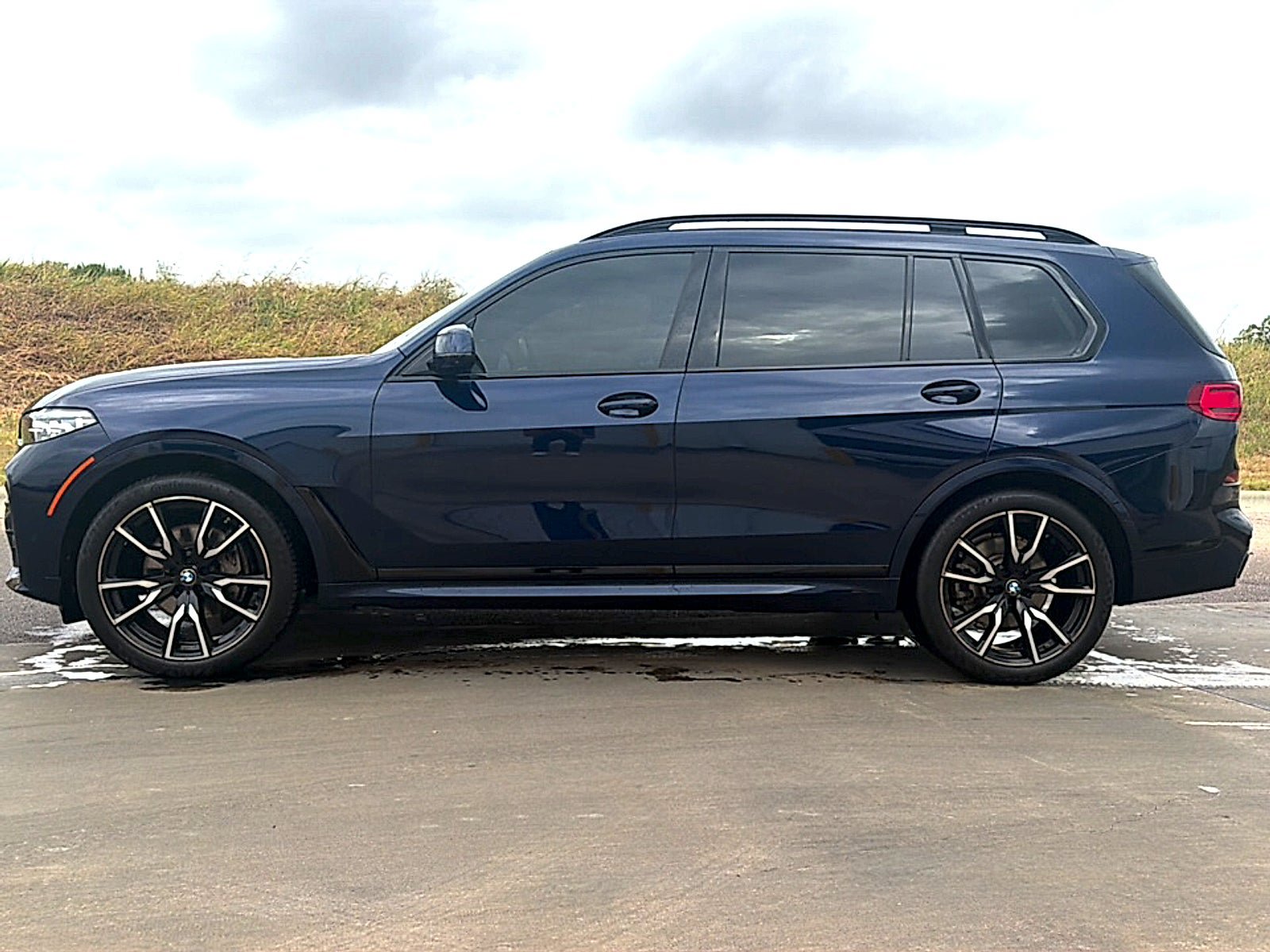 Used 2022 BMW X7 xDrive40i w/ M Sport Package AWD/4WD image 4