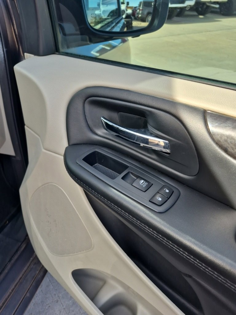 Used 2020 Dodge Grand Caravan SE w/ UConnect Hands-Free Group image 18
