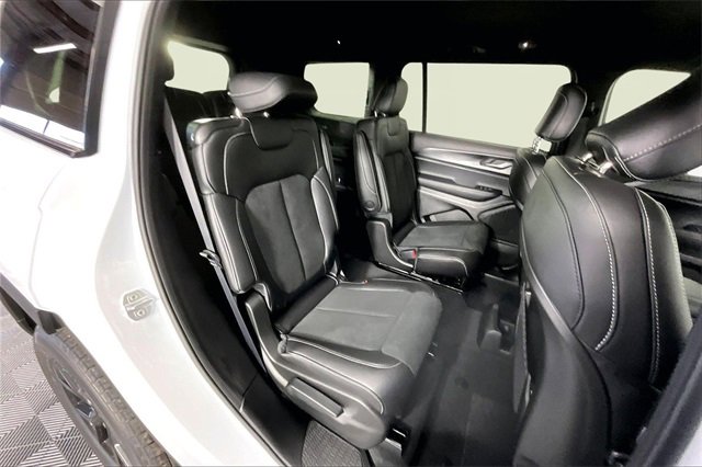 New 2025 Jeep Grand Cherokee L Laredo image 11