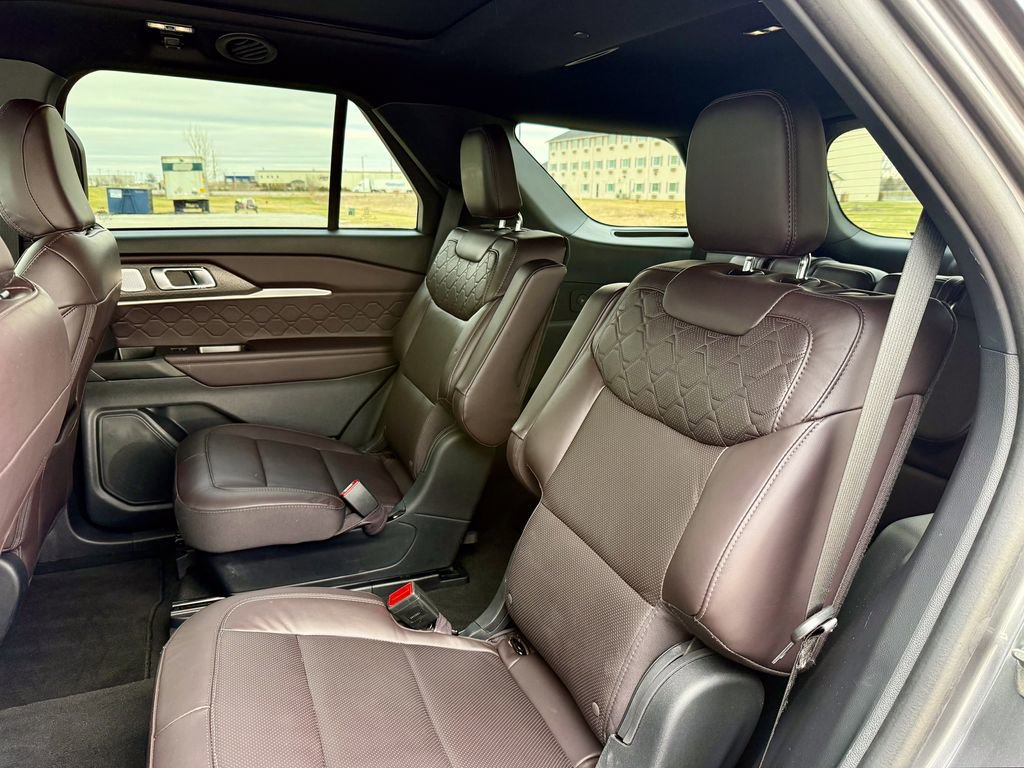 Certified 2025 Ford Explorer Platinum w/ LUX Leather Package image 12