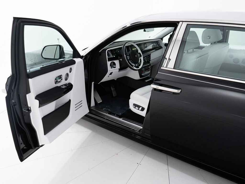 Certified 2026 Rolls-Royce Phantom Sedan w/ Leather Finishing Pack RWD image 10