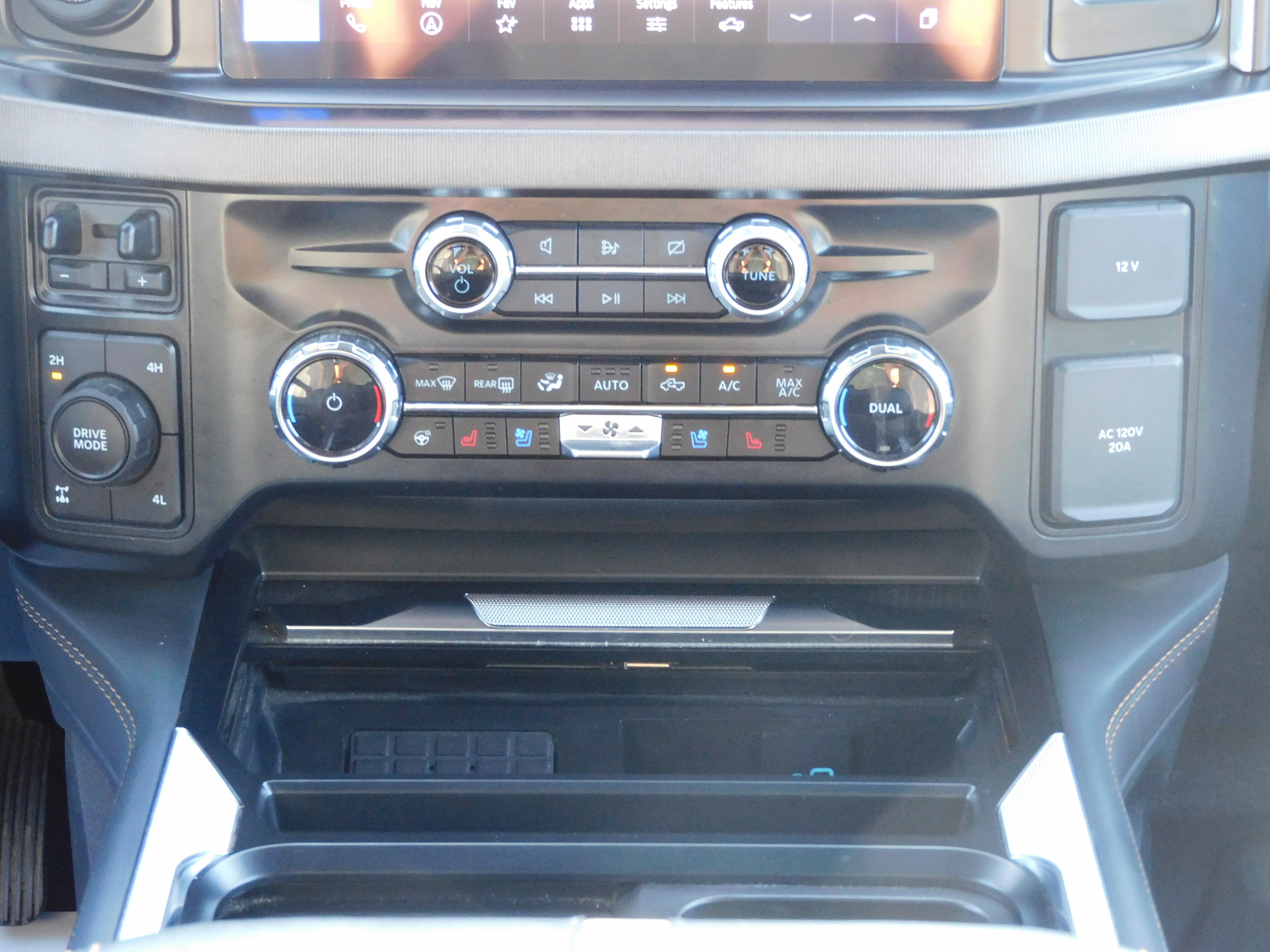 Used 2024 Ford F350 Platinum w/ FX4 Off-Road Package image 16