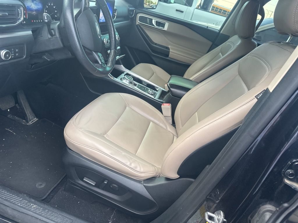 Used 2020 Ford Explorer XLT w/ Equipment Group 202A AWD/4WD image 14