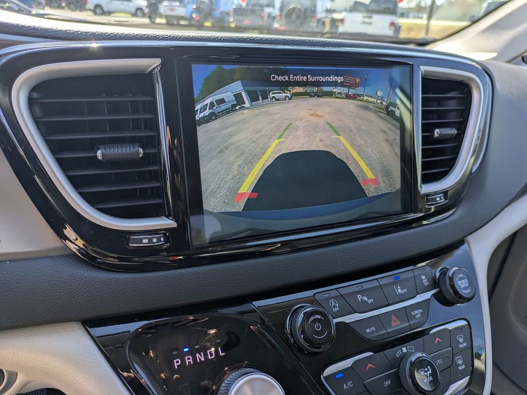 Used 2024 Chrysler Pacifica Touring-L image 19