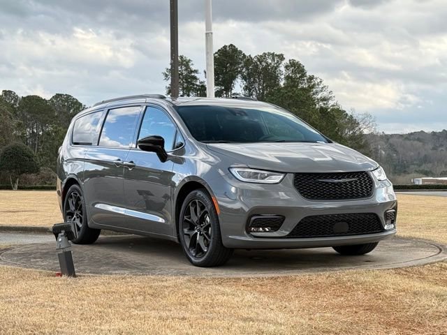 Used 2025 Chrysler Pacifica Limited image 1