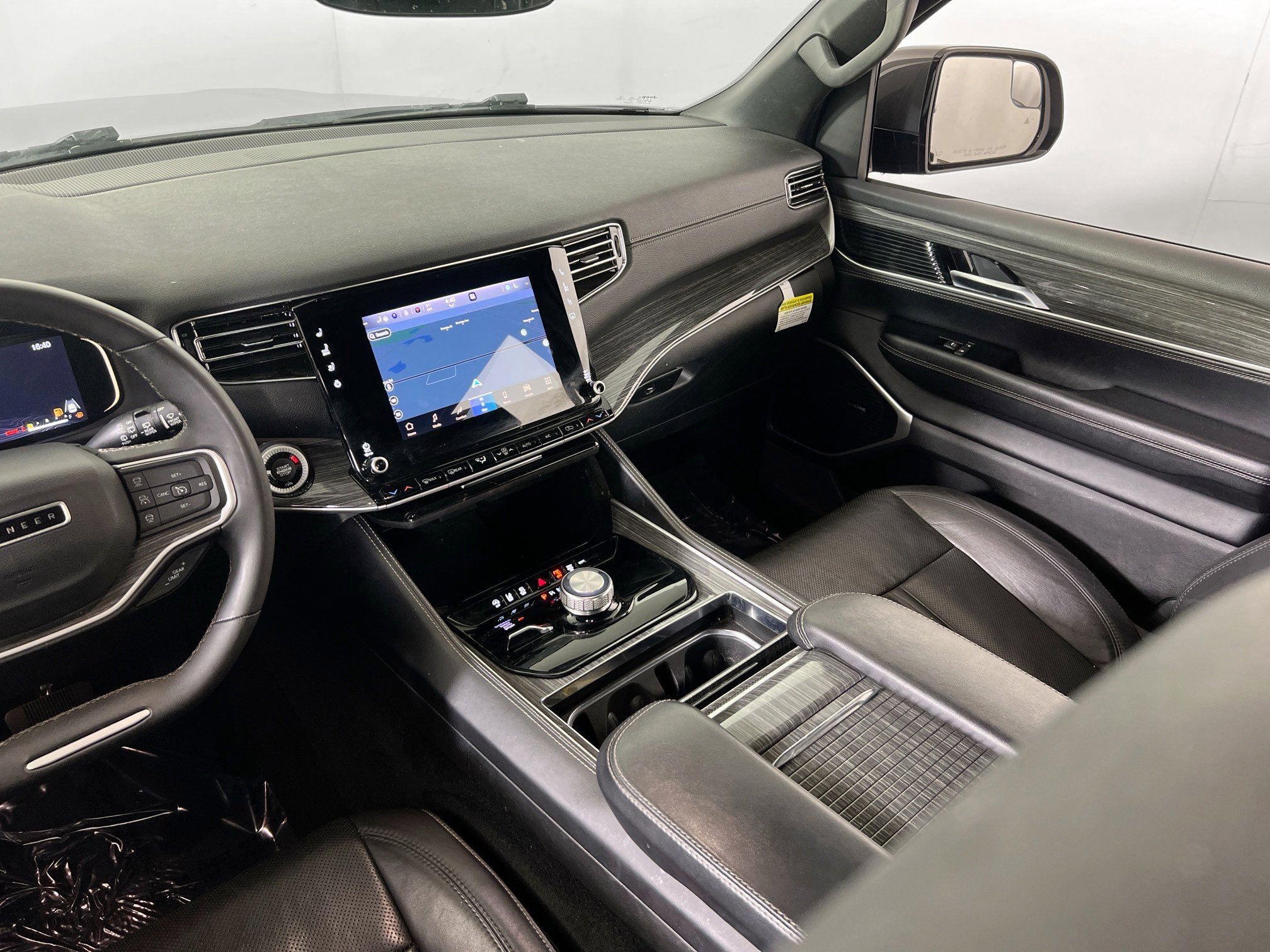 Used 2022 Jeep Wagoneer Series II w/ Flexible Seating Group image 23