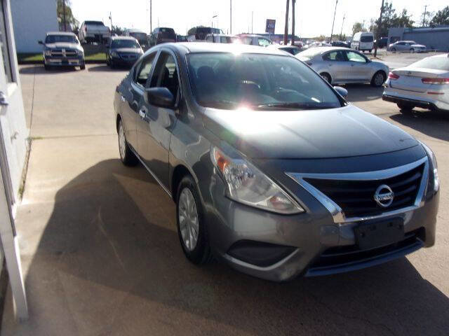 Used 2018 Nissan Versa SV image 2