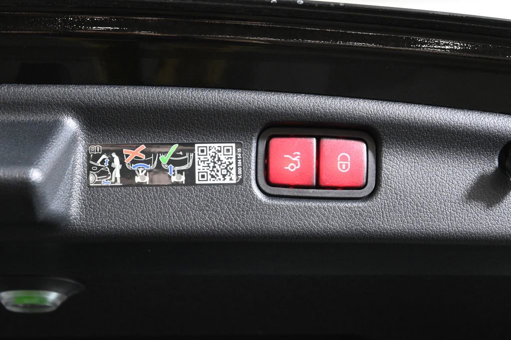 Certified 2025 Mercedes-Benz C 300 4MATIC Sedan image 33