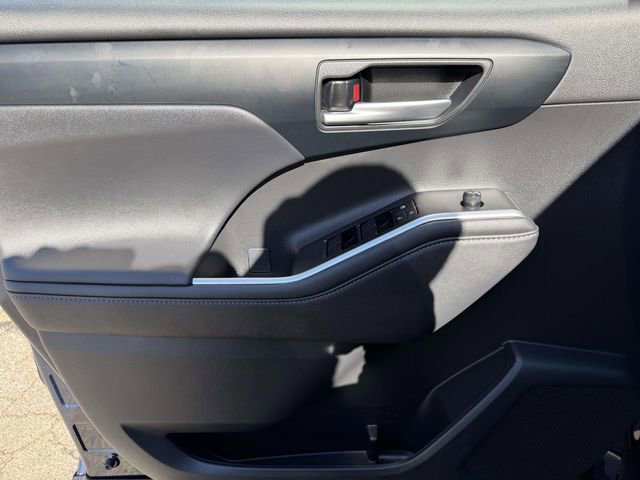 Used 2023 Toyota Highlander XLE image 16