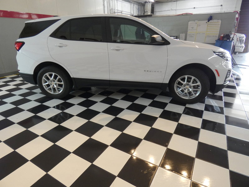 Used 2023 Chevrolet Equinox LS w/ LS Convenience Package AWD/4WD image 4