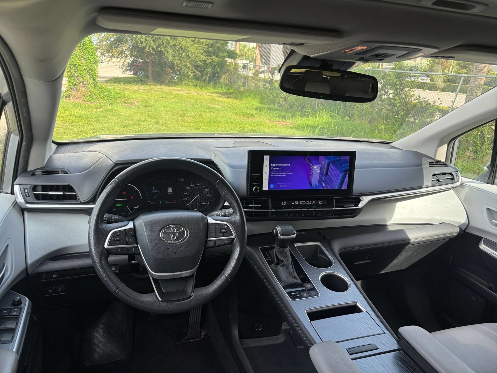 Used 2025 Toyota Sienna XLE FWD image 36