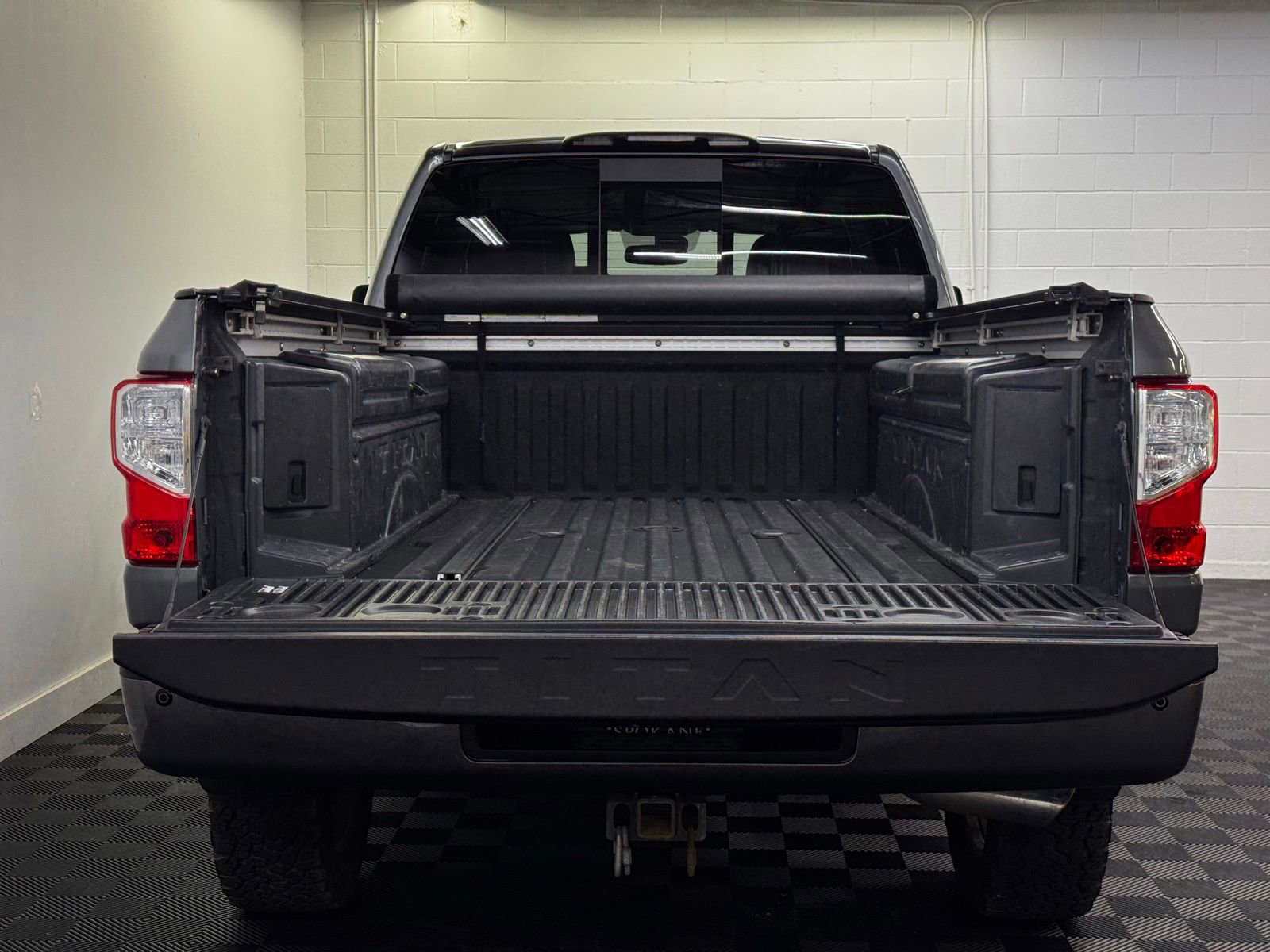 Used 2018 Nissan Titan SL w/ Chrome Package AWD/4WD image 25