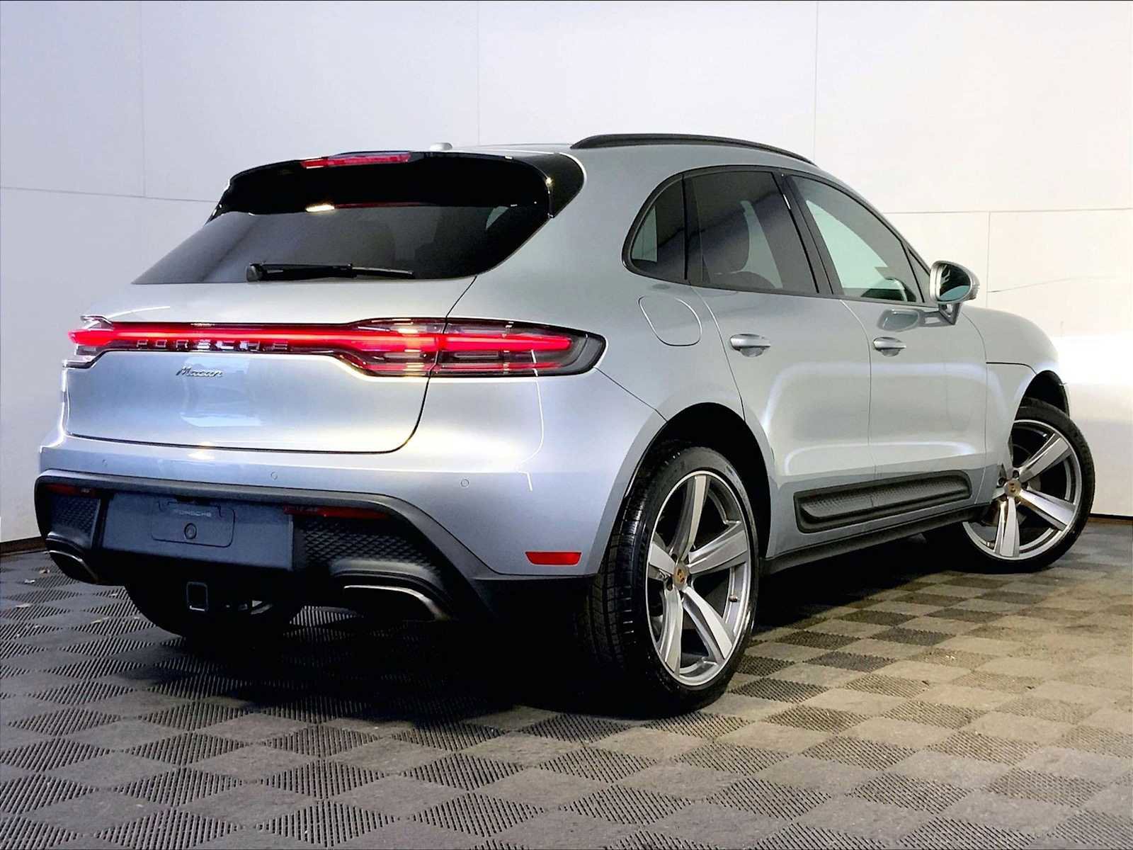 Certified 2025 Porsche Macan image 7