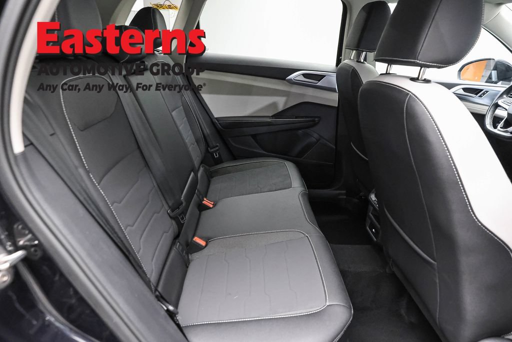 Used 2025 Volkswagen Taos SE FWD image 23