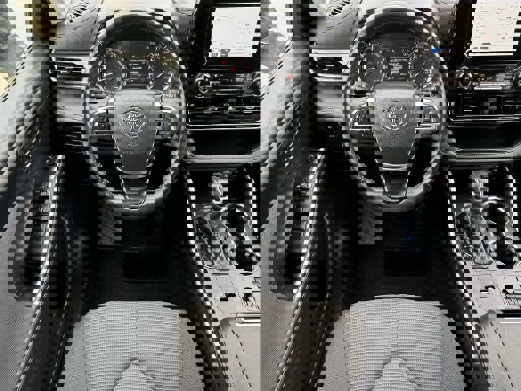 Used 2025 Toyota Highlander LE image 17