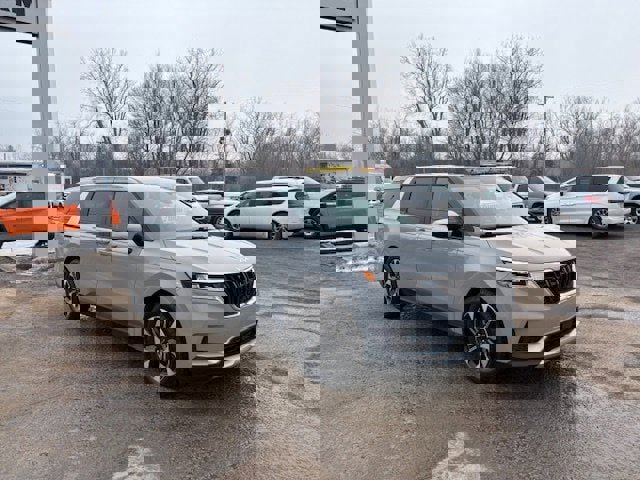 Used 2023 Kia Carnival EX image 3