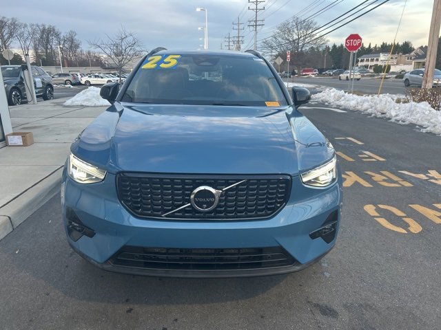 Certified 2025 Volvo XC40 B5 Plus image 7