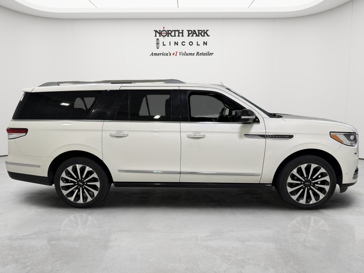 Used 2022 Lincoln Navigator L Reserve RWD image 6
