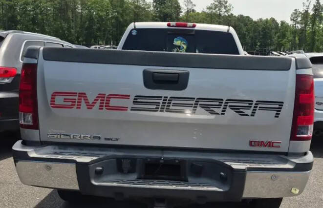 Used 2008 GMC Sierra 2500 SLT w/ Z71 Off-Road Package AWD/4WD image 3