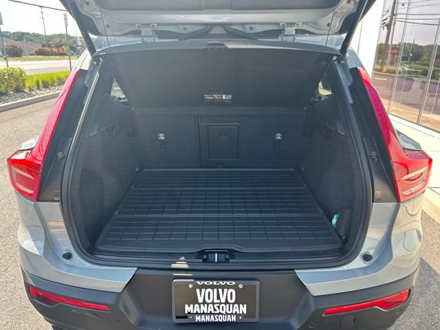 Used 2024 Volvo XC40 B5 Core AWD/4WD image 11
