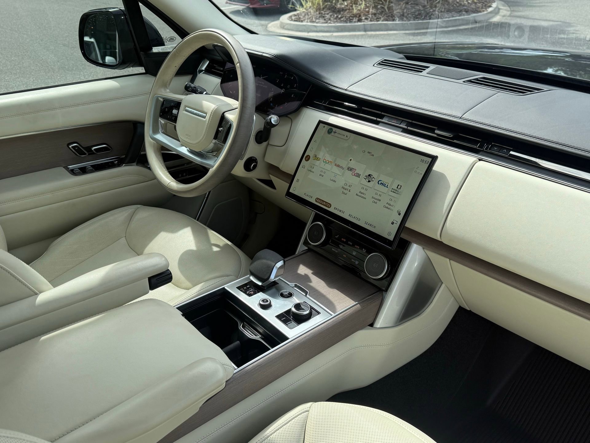 Used 2023 Land Rover Range Rover Long Wheelbase Autobiography image 3