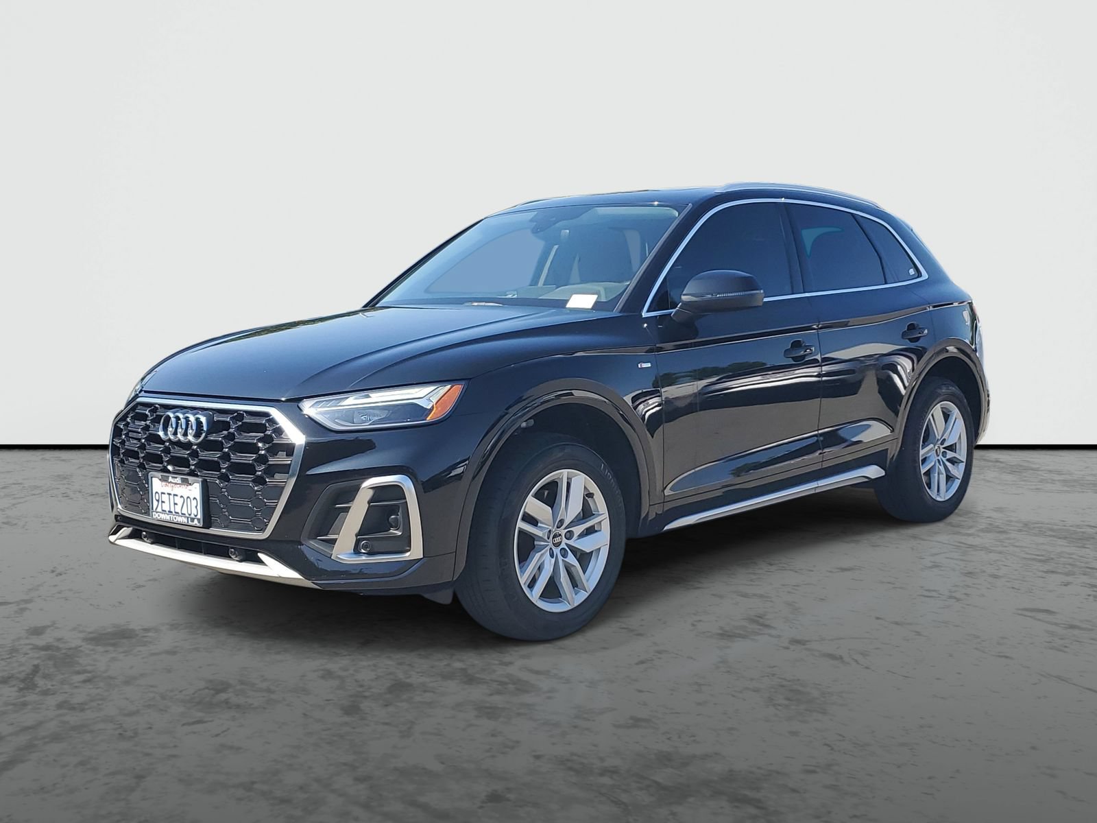 Used 2023 Audi Q5 2.0T Premium w/ Convenience Package AWD/4WD image 2