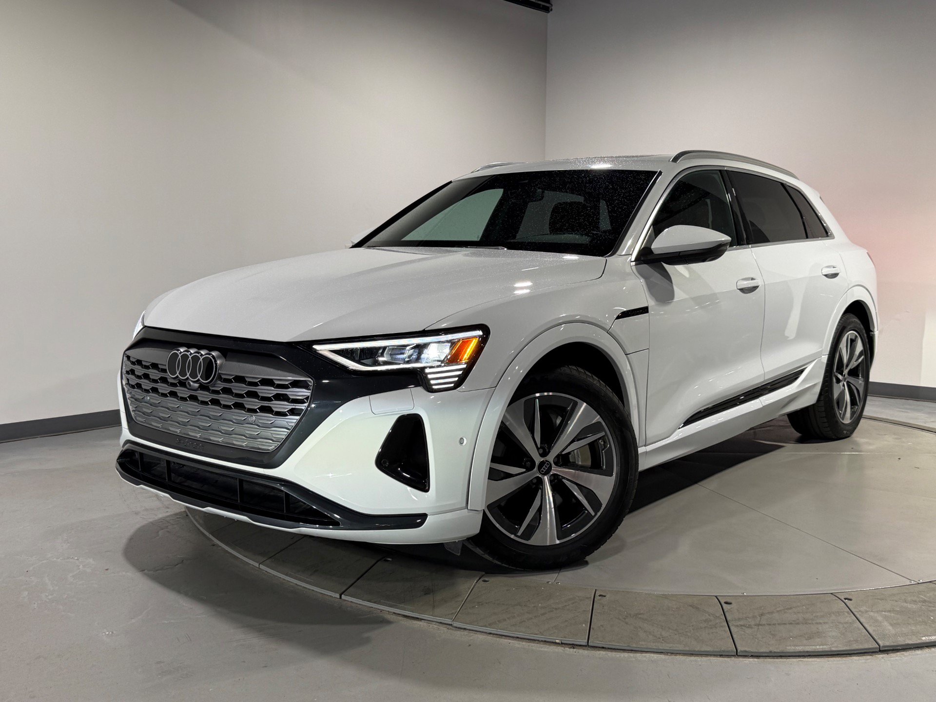 Used 2024 Audi Q8 e-tron Premium Plus w/ Premium Plus Package AWD/4WD image 1